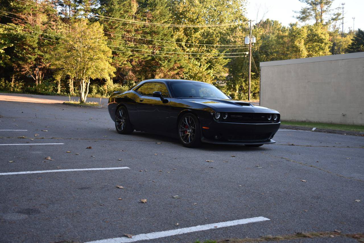Used 2016 Dodge Challenger SRT RWD image 9