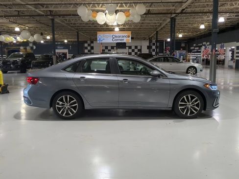 Used 2025 Volkswagen Jetta SE FWD image 7