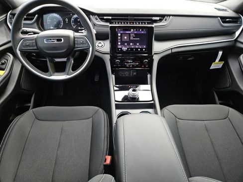 New 2025 Jeep Grand Cherokee Laredo image 5