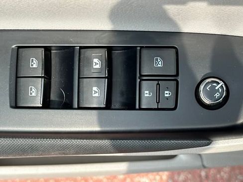 Used 2015 Toyota Highlander LE image 12