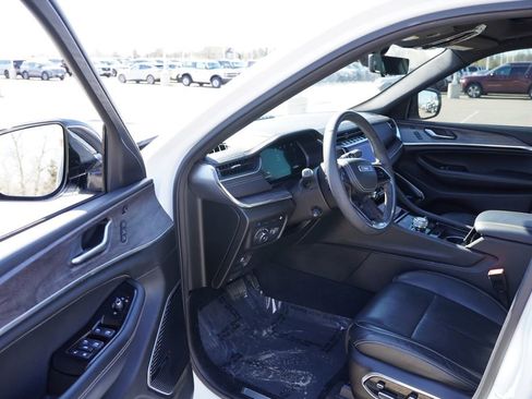 Used 2023 Jeep Grand Cherokee Overland w/ Luxury Tech Group IV AWD/4WD image 15