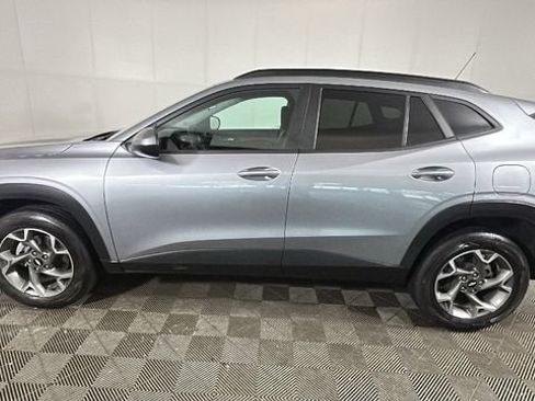 Used 2025 Chevrolet Trax LT FWD image 5