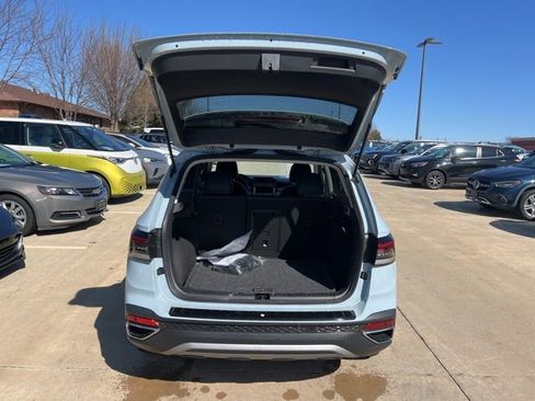 Used 2025 Volkswagen Taos SE image 10