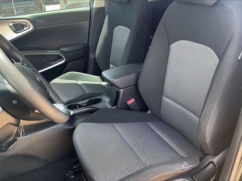 Used 2022 Kia Soul LX w/ Technology Package FWD image 9