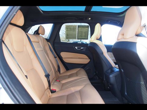 Used 2019 Volvo XC60 T6 Momentum w/ Premium Package image 14