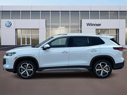 New 2025 Volkswagen Tiguan SE image 2