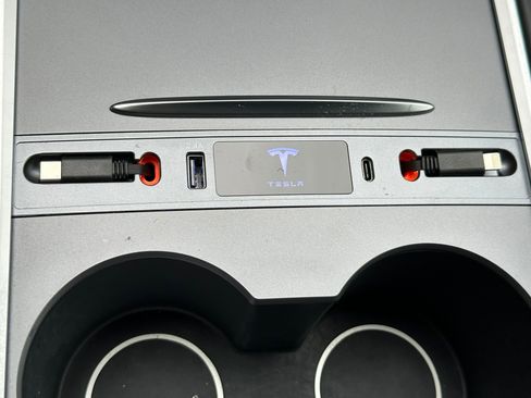 Used 2022 Tesla Model Y Long Range image 34