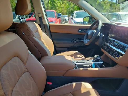 New 2026 Nissan Pathfinder Platinum FWD image 33