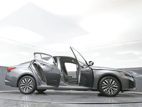 Used 2024 Nissan Altima 2.5 SV image 72