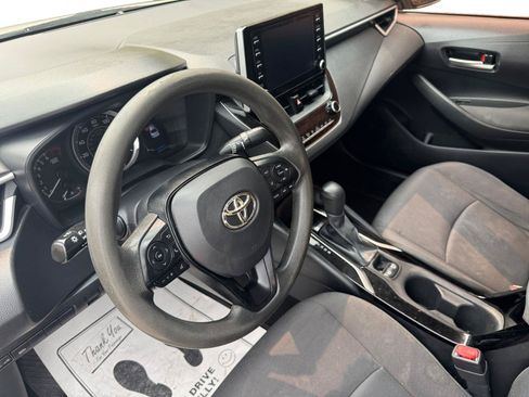 Used 2020 Toyota Corolla LE FWD image 3