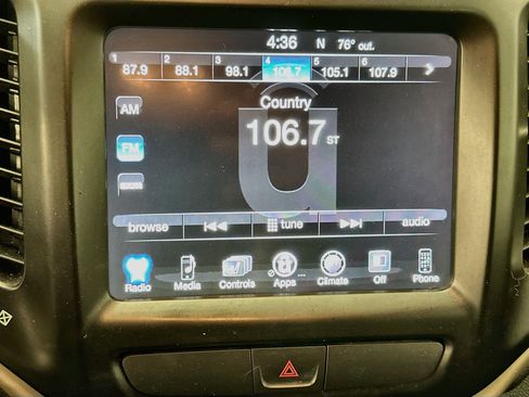 Used 2015 Jeep Cherokee Latitude w/ Comfort/Convenience Group AWD/4WD image 21