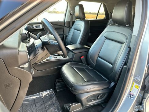 Used 2024 Ford Explorer XLT w/ Equipment Group 202A image 11