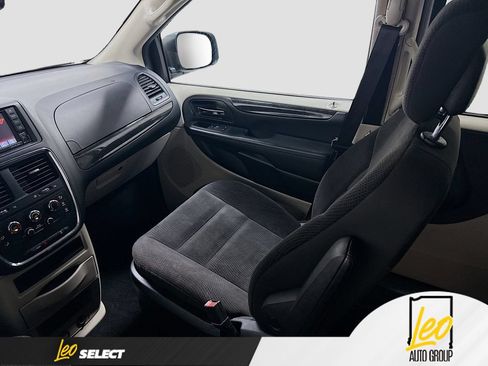 Used 2019 Dodge Grand Caravan SE FWD image 23