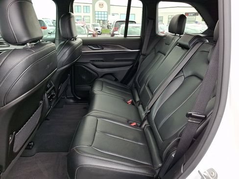 Certified 2024 Jeep Grand Cherokee Limited w/ Black Appearance Package AWD/4WD image 10