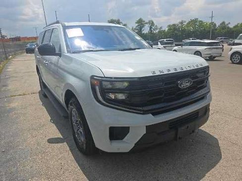 Used 2025 Ford Expedition Active RWD image 2