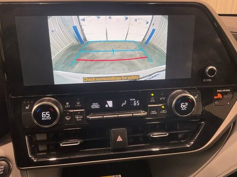 Used 2023 Toyota Highlander XLE AWD/4WD image 20