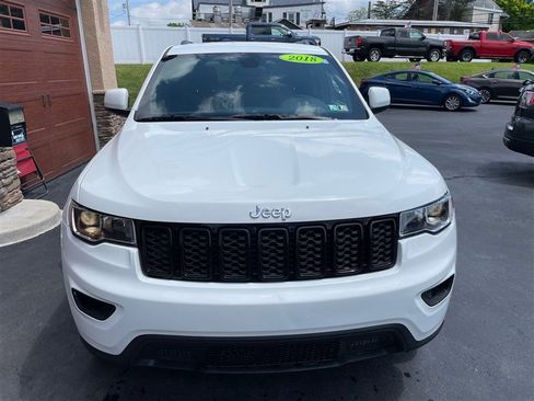 Used 2018 Jeep Grand Cherokee Laredo image 3