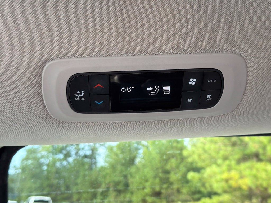Used 2023 Chrysler Pacifica Touring-L FWD image 13