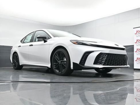 New 2026 Toyota Camry Hybrid FWD image 29
