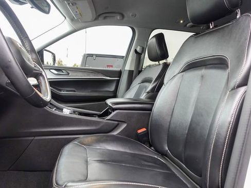 Used 2022 Jeep Grand Cherokee Limited image 12