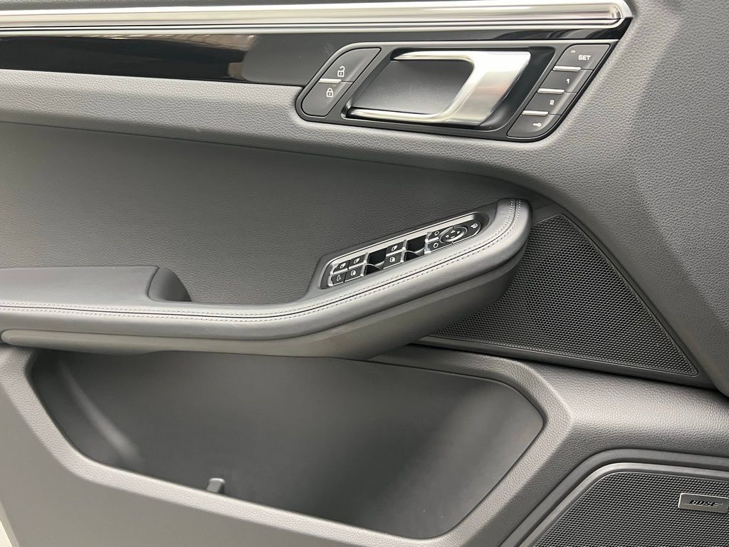 Used 2026 Porsche Macan AWD/4WD image 19