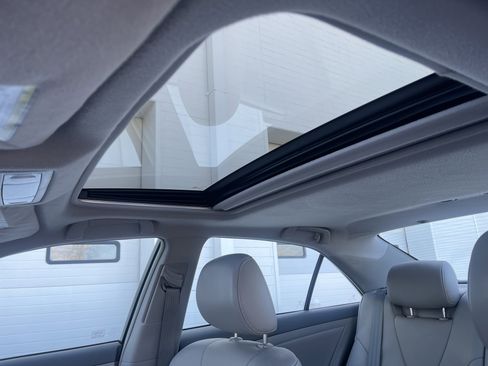 Used 2010 Toyota Camry XLE image 11