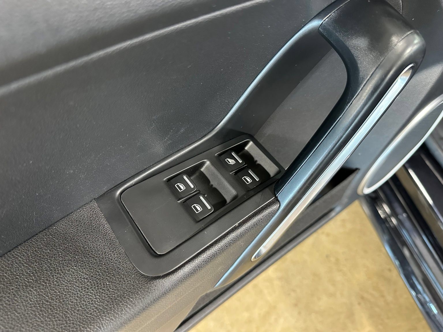 Used 2018 Volkswagen Beetle 2.0T SE FWD image 13