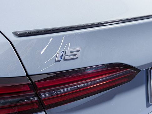 New 2026 BMW i5 eDrive40 image 6