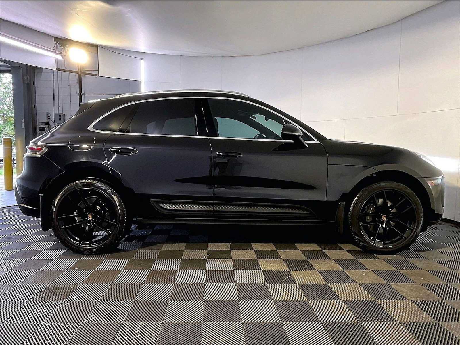 Certified 2022 Porsche Macan AWD/4WD image 8
