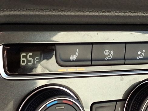 Used 2021 Volkswagen Tiguan SE image 26