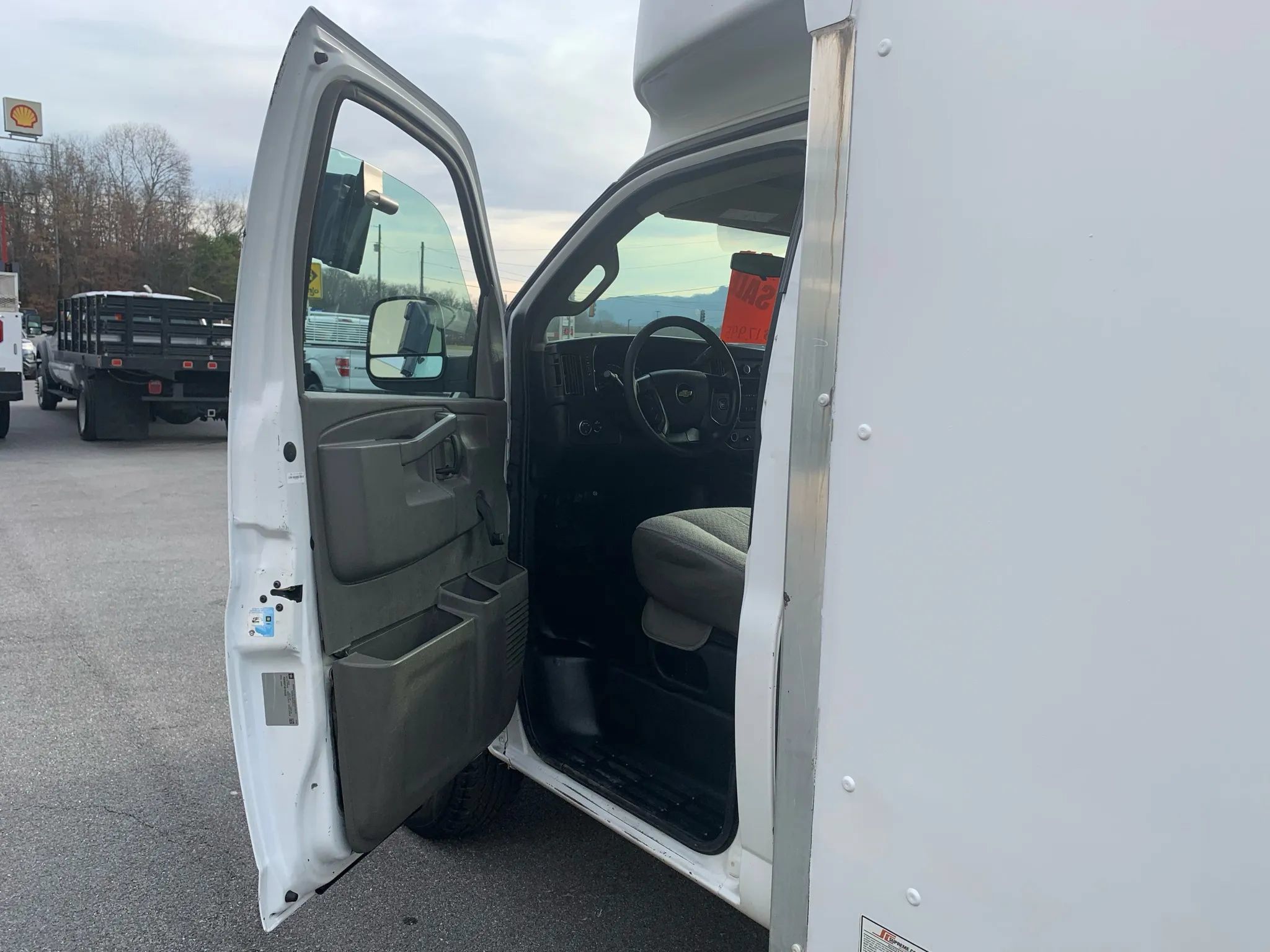 Used 2016 Chevrolet Express 3500 RWD image 7