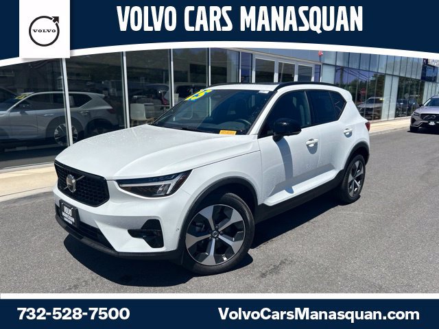 Certified 2025 Volvo XC40 B5 Plus AWD/4WD image 1