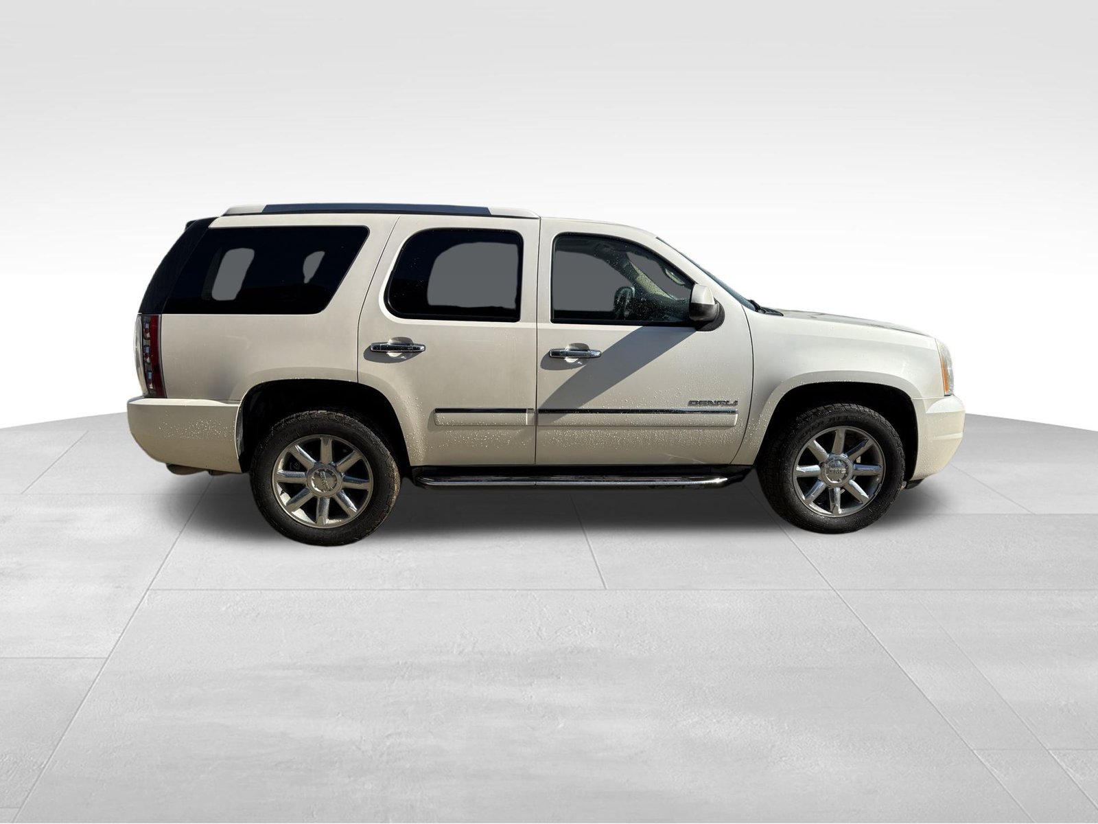 Used 2011 GMC Yukon Denali AWD/4WD image 2