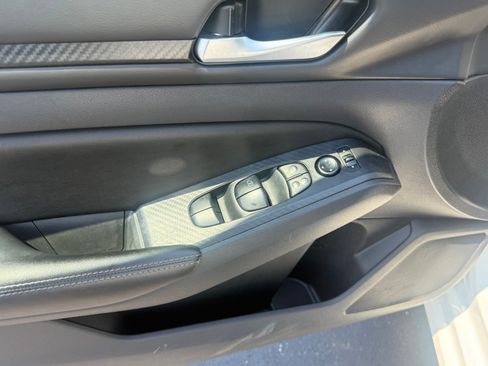 Used 2025 Nissan Altima 2.5 SV FWD image 17