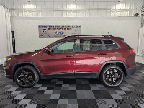 Used 2019 Jeep Cherokee Latitude Plus AWD/4WD image 2
