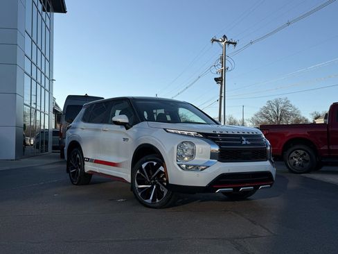 Used 2024 Mitsubishi Outlander SEL image 1