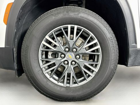 Used 2025 Chevrolet Traverse LT FWD image 11