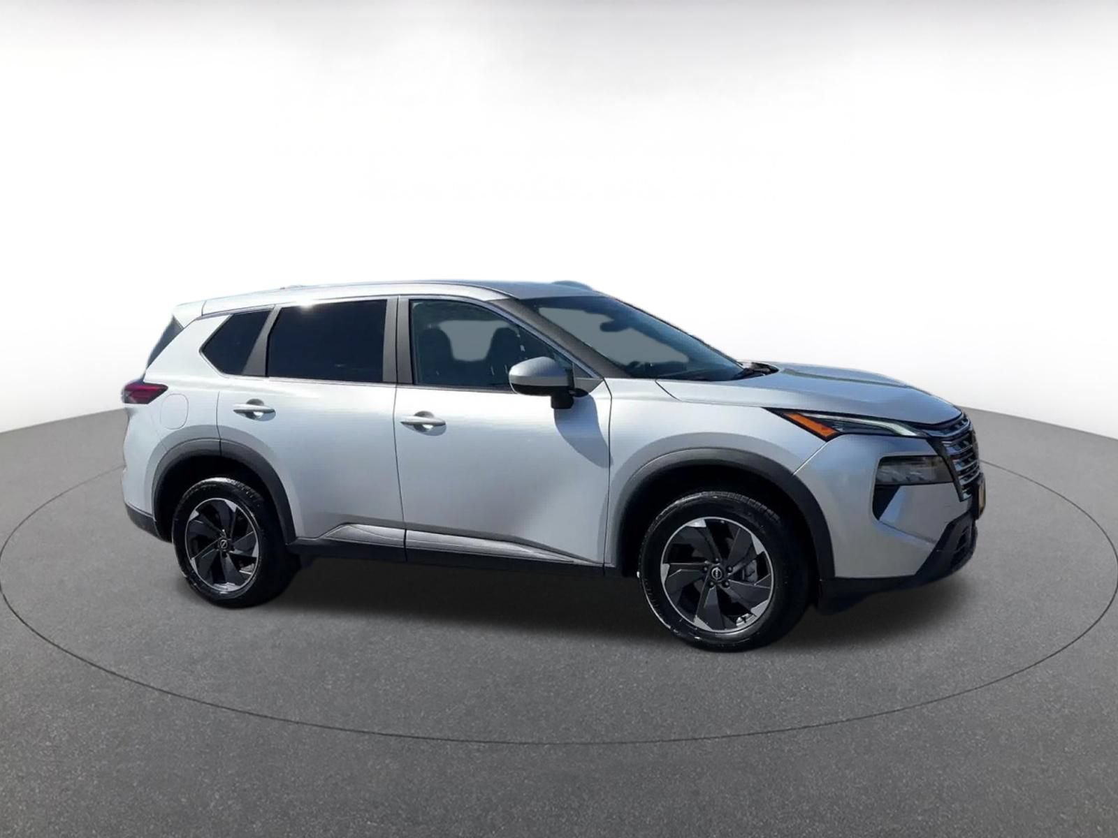 Used 2025 Nissan Rogue SV AWD/4WD image 2