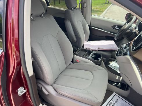 Used 2020 Chrysler Pacifica Touring w/ Advanced Safetytec Group FWD image 33
