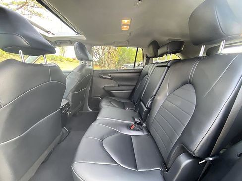 Certified 2025 Toyota Highlander XLE image 12