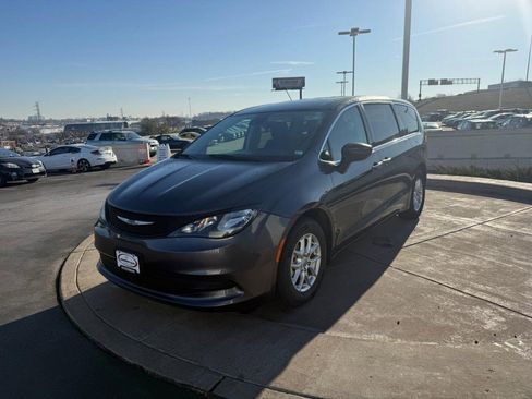 Used 2023 Chrysler Voyager LX image 10