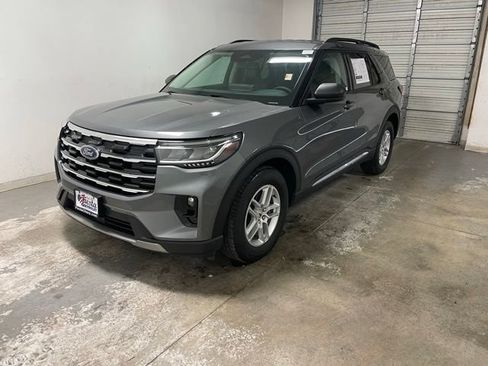 Used 2025 Ford Explorer Active w/ Active Comfort Package RWD image 3
