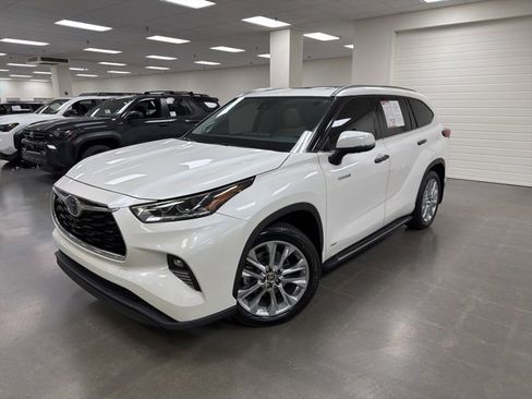 Certified 2021 Toyota Highlander Limited image 2