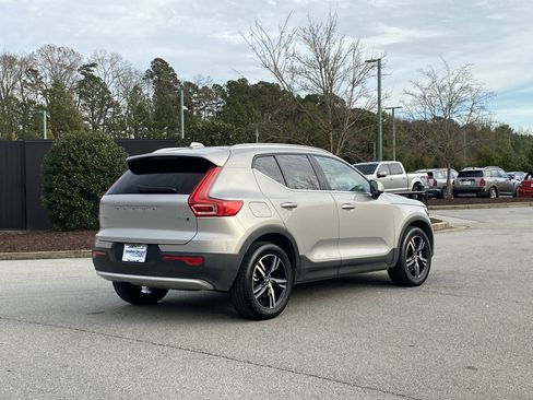 Used 2025 Volvo XC40 B5 Core image 3