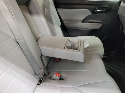Used 2021 Toyota Highlander XLE AWD/4WD image 52