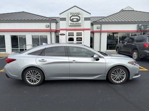 Used 2019 Toyota Avalon Limited image 9