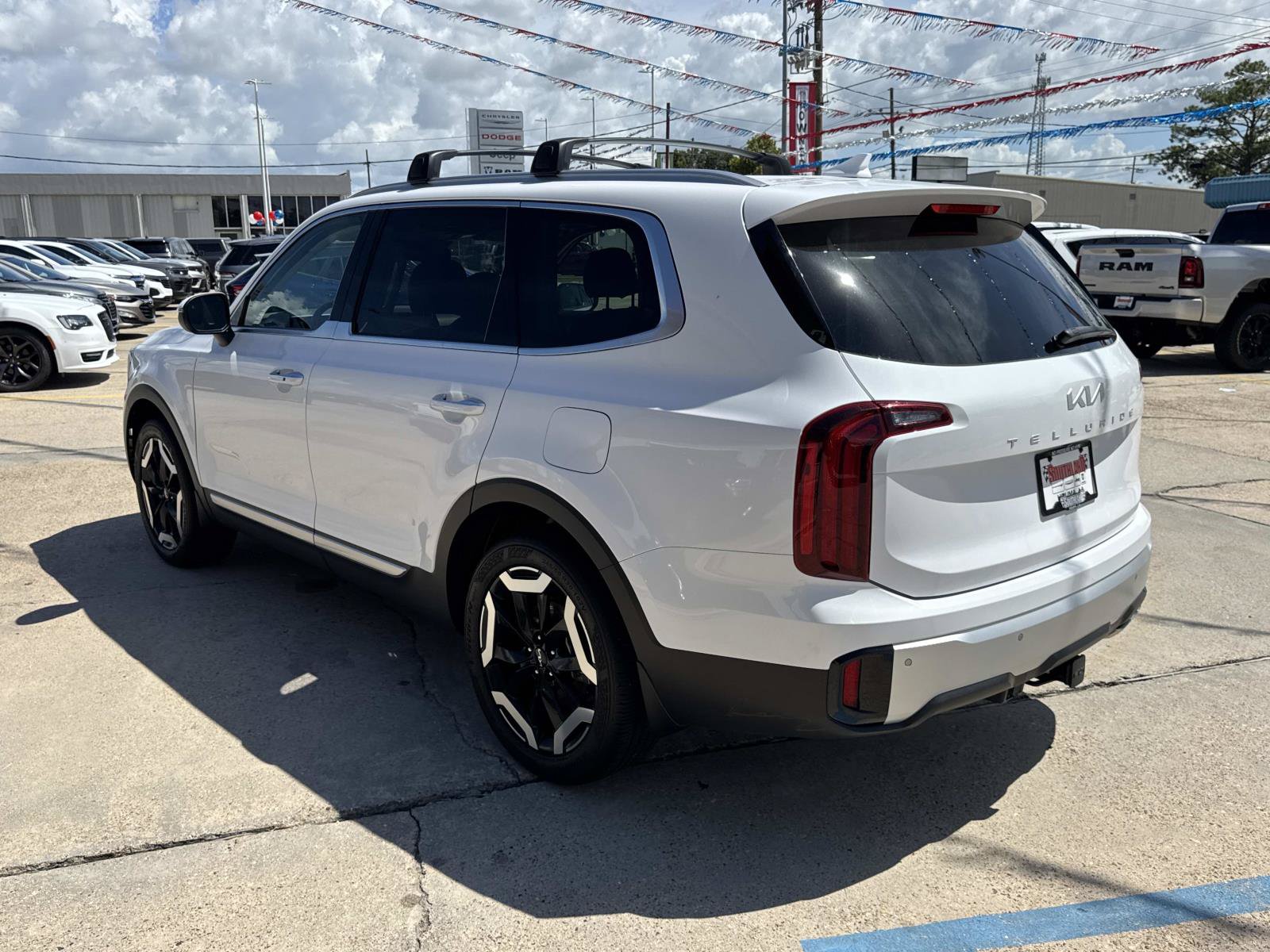 Used 2024 Kia Telluride S w/ S Sunroof Package FWD image 5