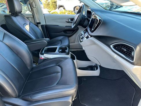Used 2024 Chrysler Pacifica Touring-L image 29
