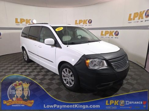 Used 2015 Chrysler Town & Country Touring image 1