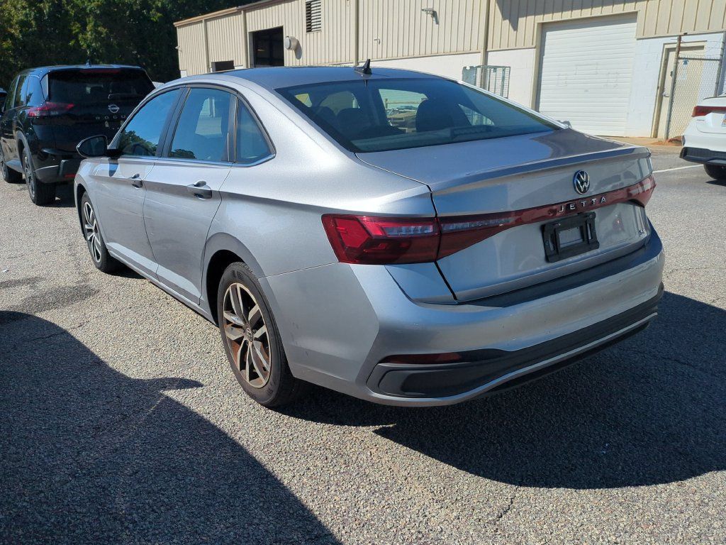 Used 2025 Volkswagen Jetta SE FWD image 2